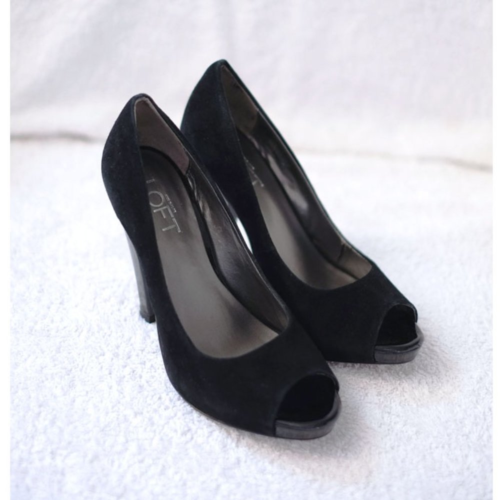 Ann Taylor Loft black Suede sz 5.5 Peep Toe heel